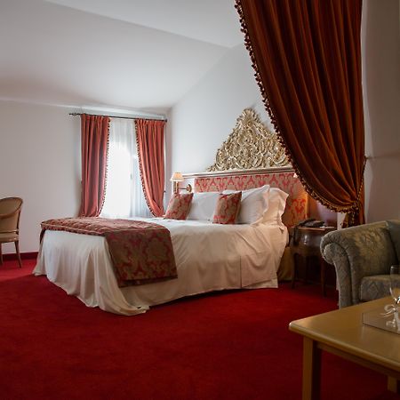 Hotel Villa Condulmer Mogliano Veneto Esterno foto A suite at the hotel