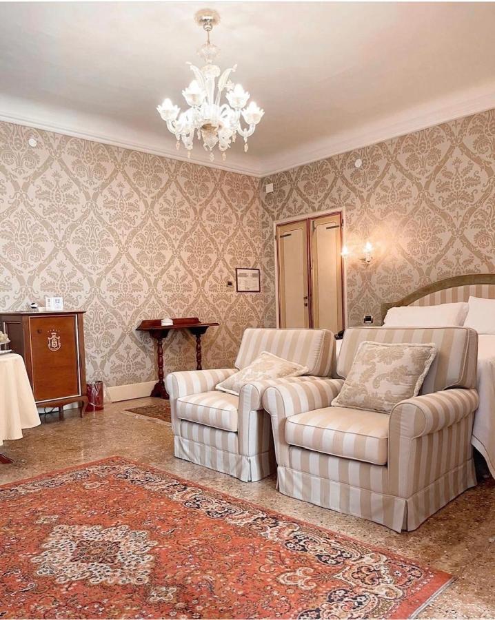 Hotel Villa Condulmer Mogliano Veneto Esterno foto A room at the hotel