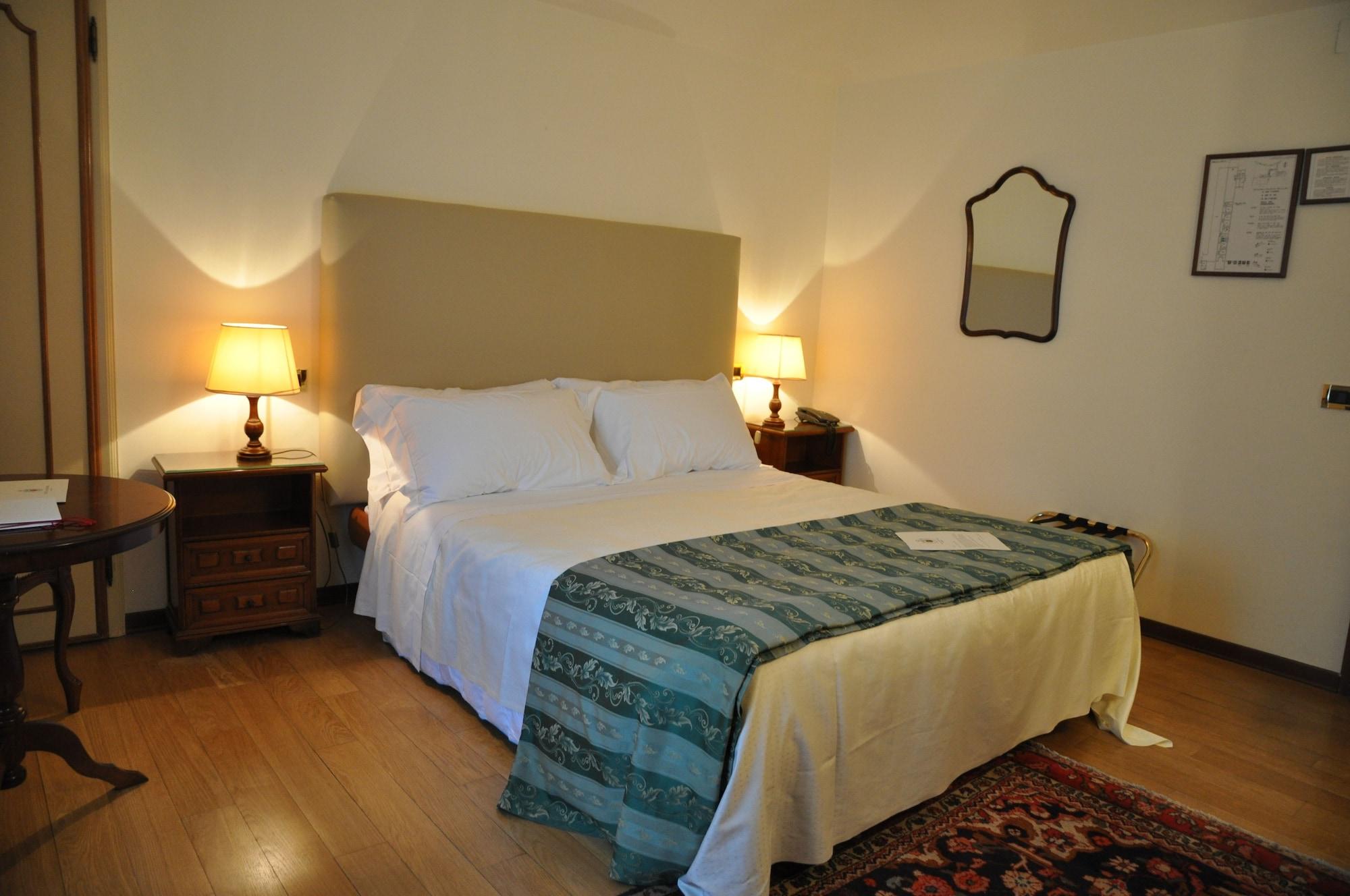 Hotel Villa Condulmer Mogliano Veneto Esterno foto A guest room at the hotel