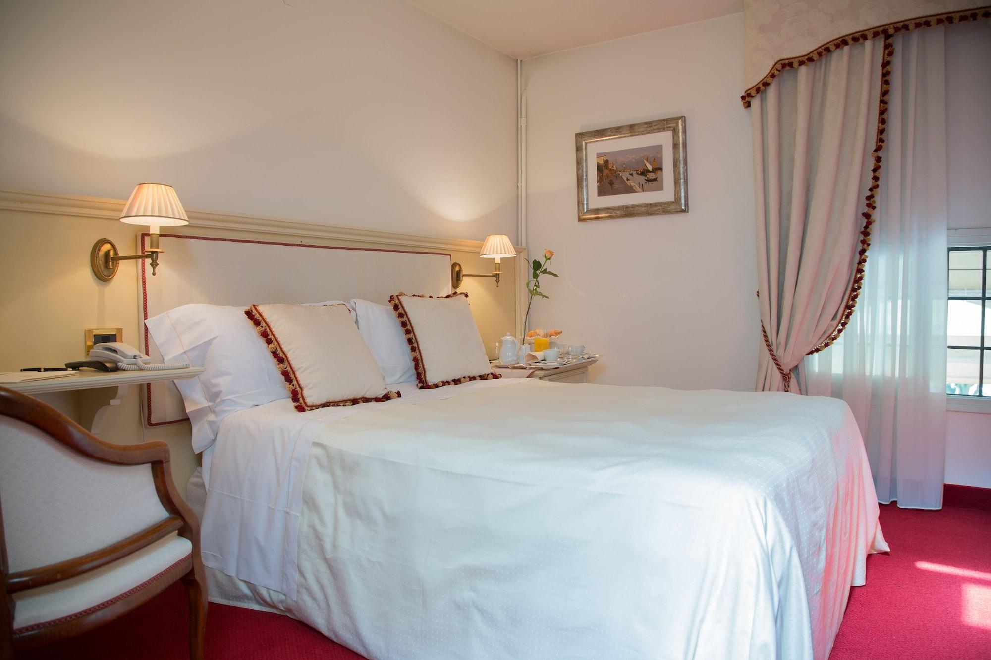 Hotel Villa Condulmer Mogliano Veneto Esterno foto A room at the hotel