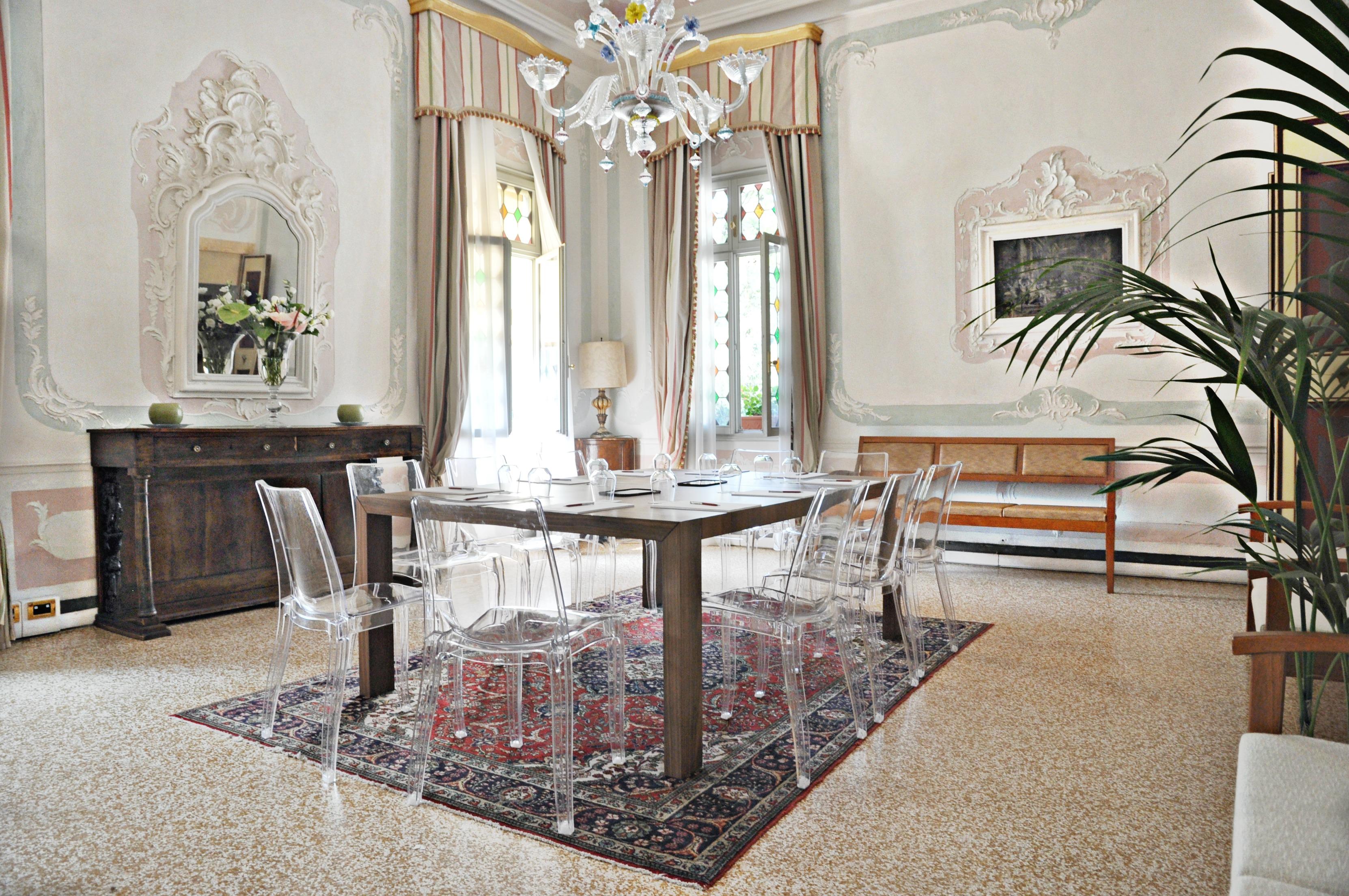 Hotel Villa Condulmer Mogliano Veneto Esterno foto A dining room with a carpet