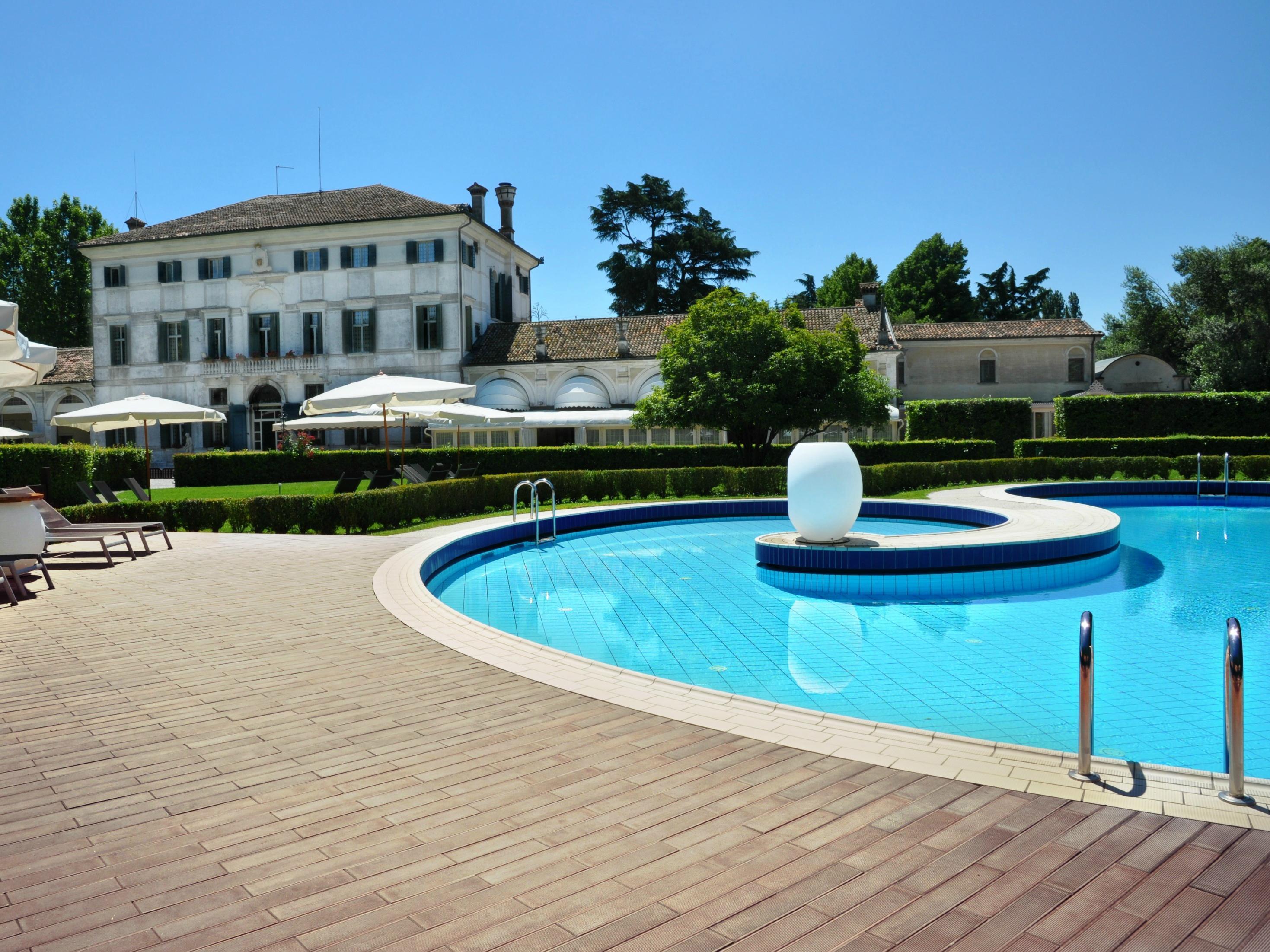Hotel Villa Condulmer Mogliano Veneto Esterno foto The swimming pool