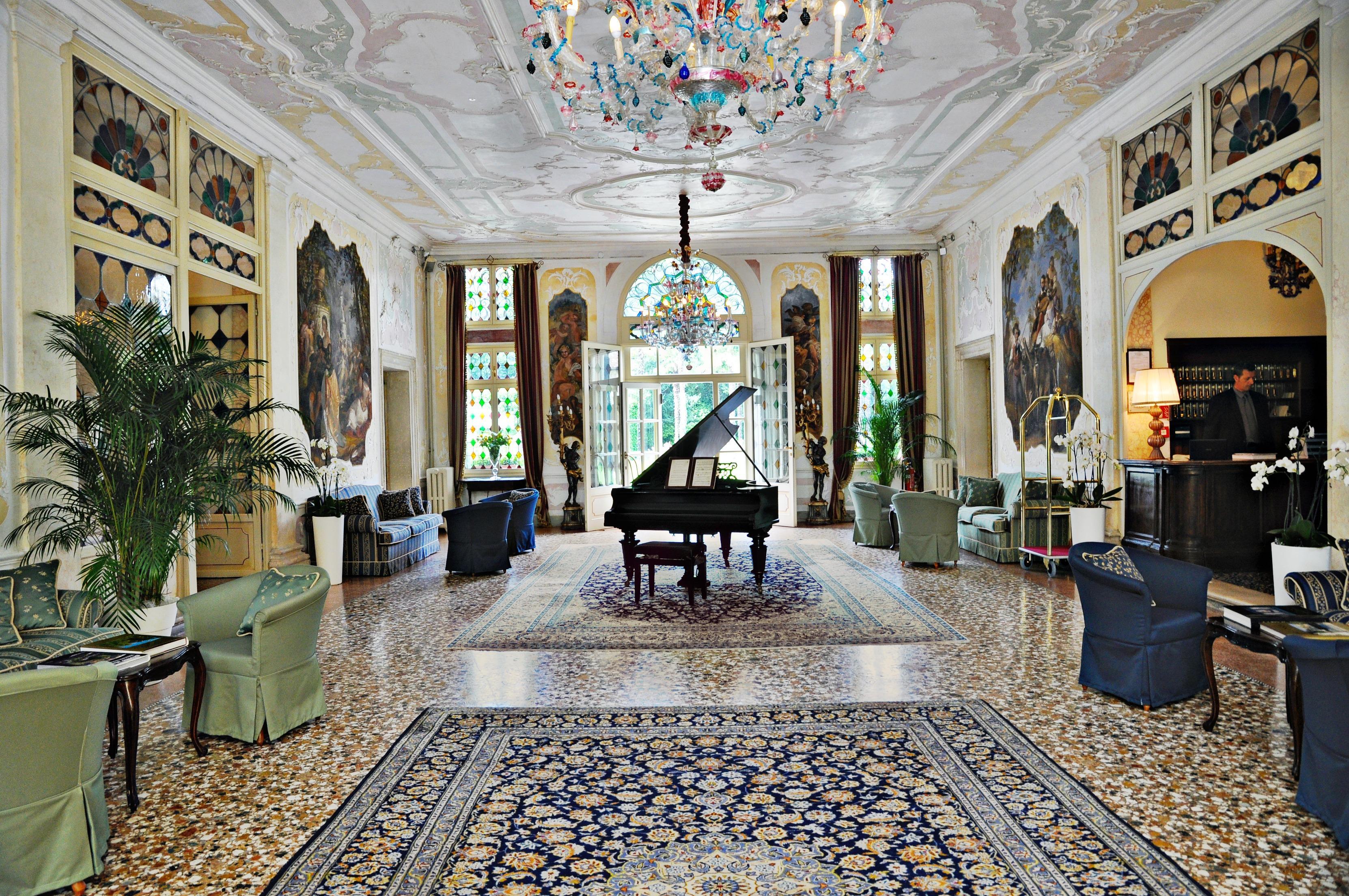 Hotel Villa Condulmer Mogliano Veneto Esterno foto The lobby of the Hotel de la Paix
