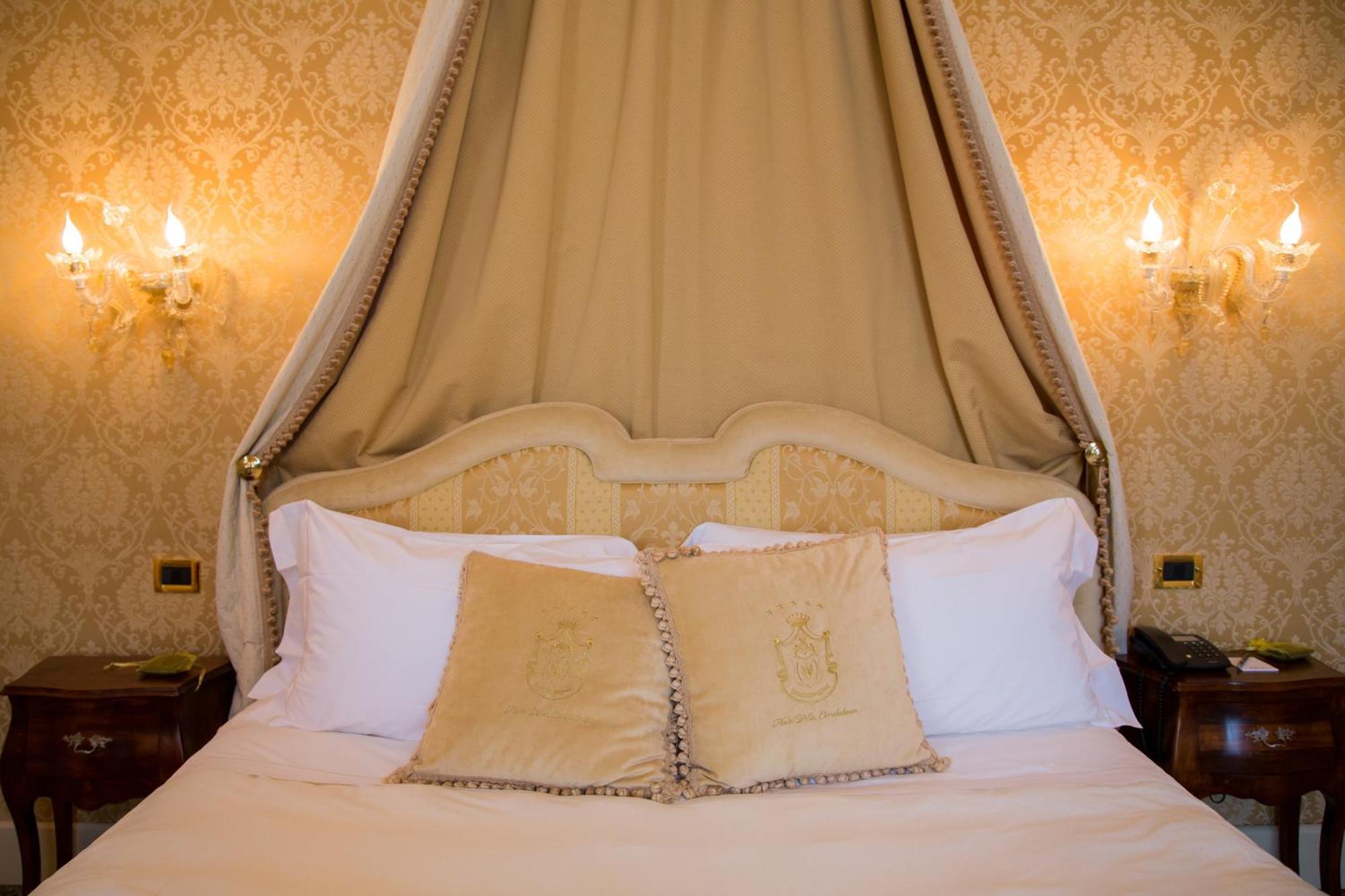 Hotel Villa Condulmer Mogliano Veneto Camera foto A bed with a four-poster