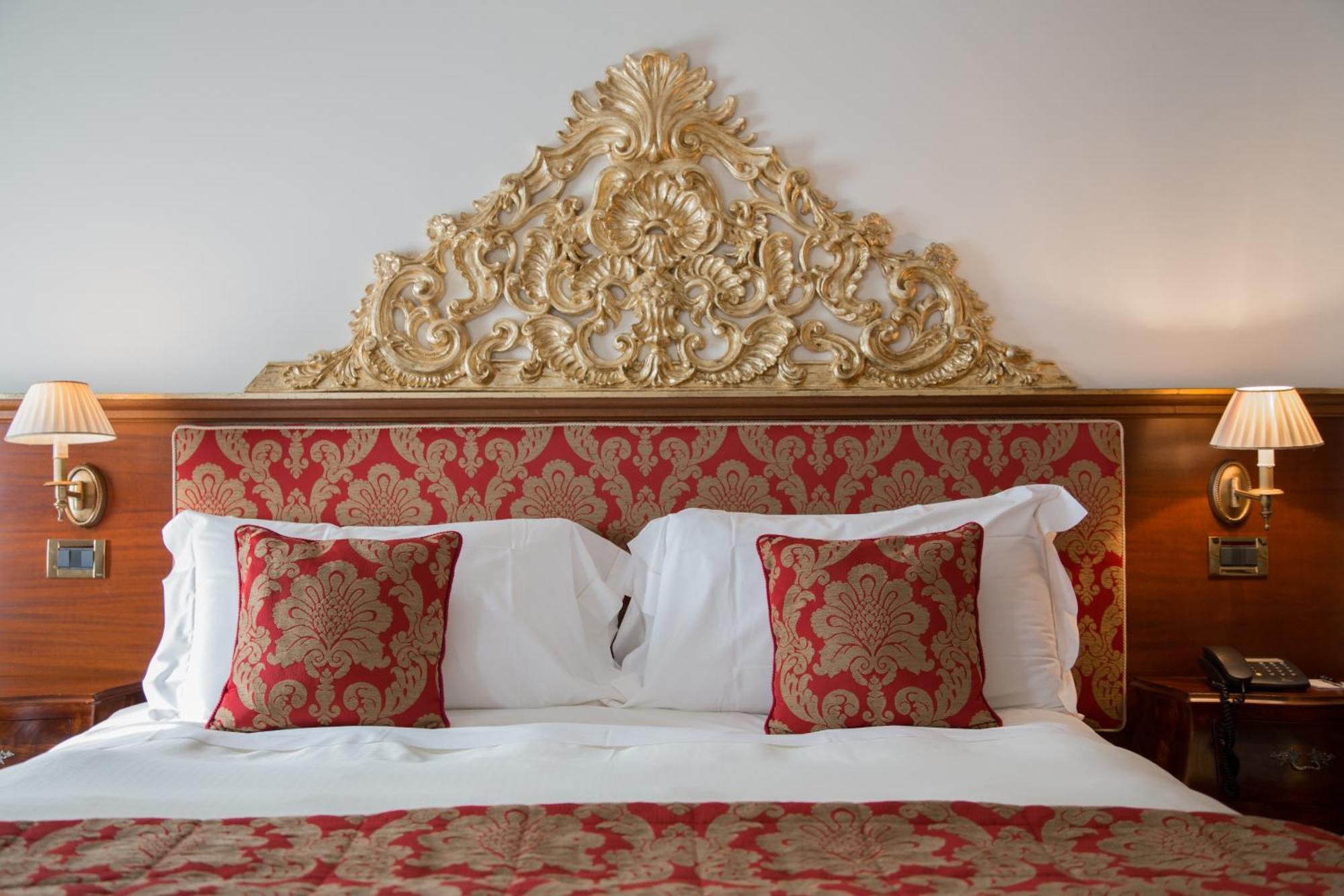 Hotel Villa Condulmer Mogliano Veneto Camera foto A bed with a headboard