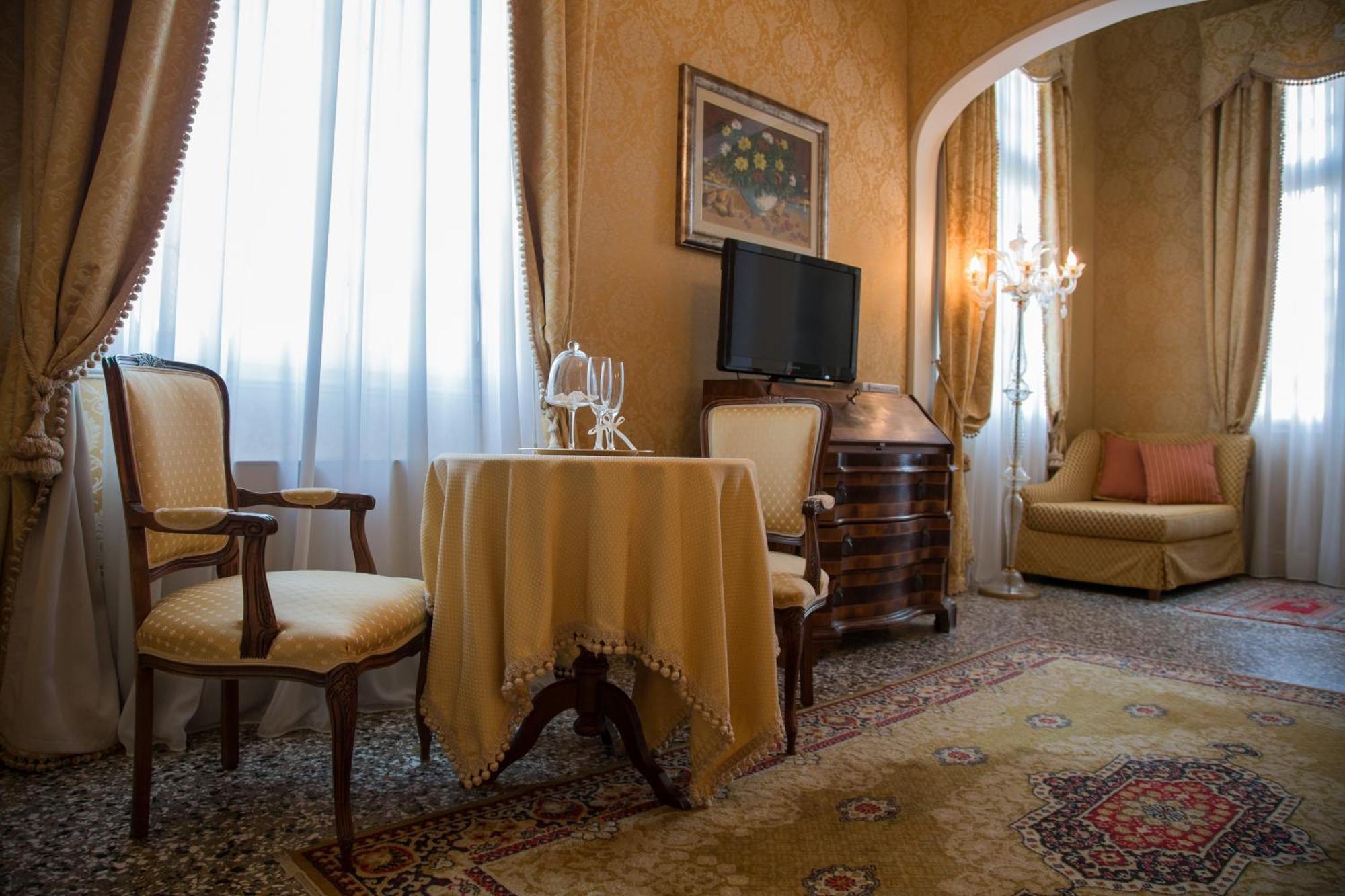 Hotel Villa Condulmer Mogliano Veneto Camera foto A room at the hotel