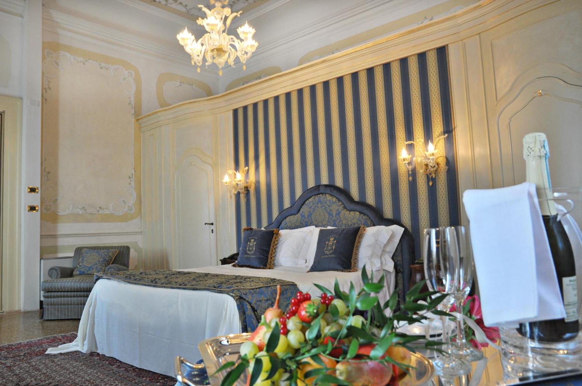 Hotel Villa Condulmer Mogliano Veneto Camera foto A suite at the hotel