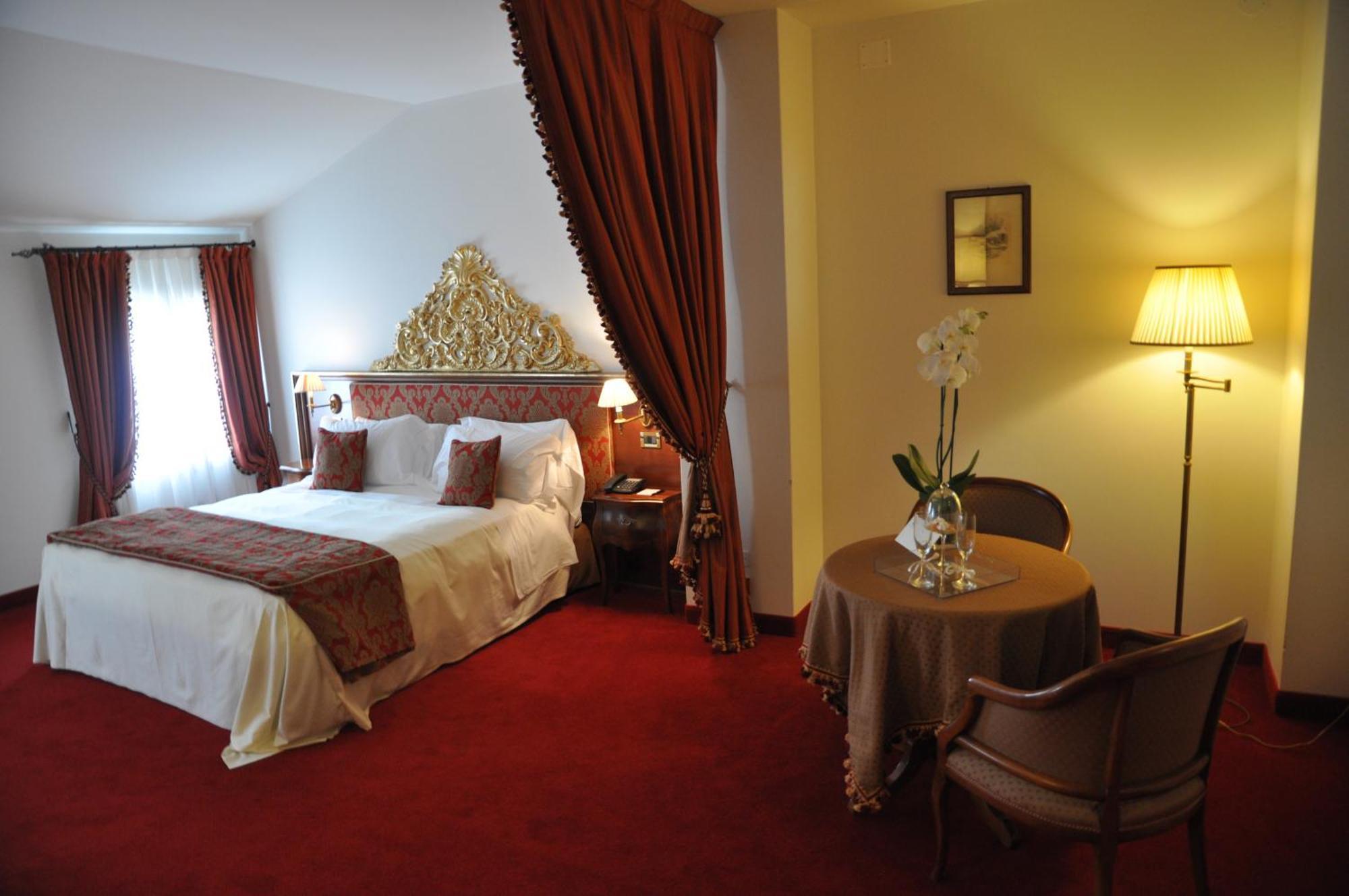 Hotel Villa Condulmer Mogliano Veneto Camera foto A room at the hotel