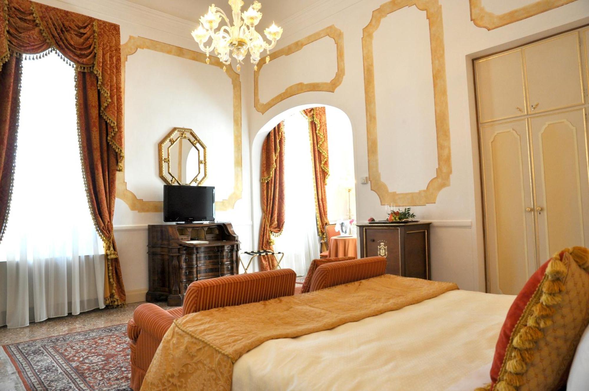 Hotel Villa Condulmer Mogliano Veneto Camera foto A room at the hotel