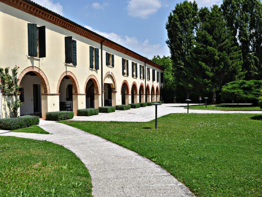 Hotel Villa Condulmer Mogliano Veneto Esterno foto The cloister of the Abbey of San Pietro in Ciel d'Oro