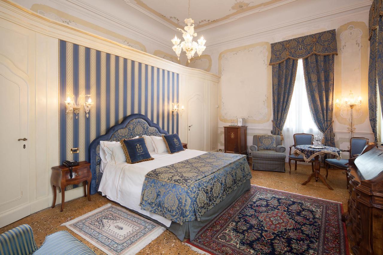 Hotel Villa Condulmer Mogliano Veneto Esterno foto A room at the hotel