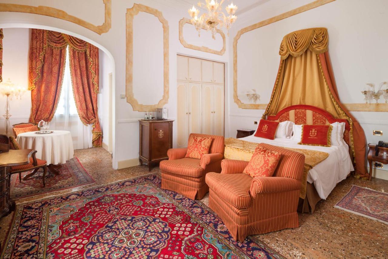 Hotel Villa Condulmer Mogliano Veneto Esterno foto A room at the hotel
