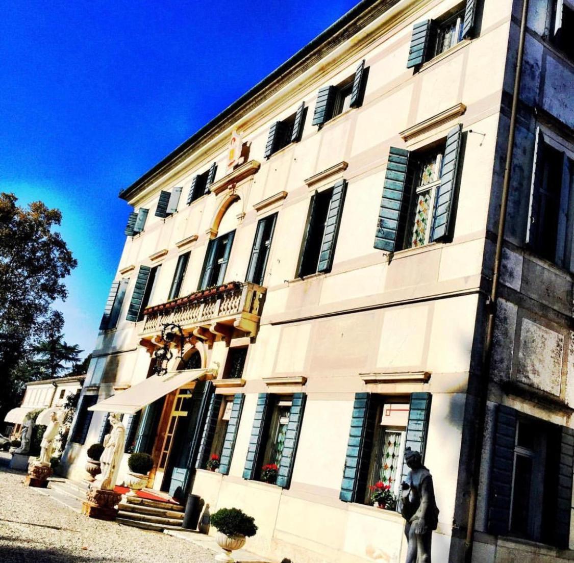 Hotel Villa Condulmer Mogliano Veneto Esterno foto The house of the poet in the town of San Vittore Olona