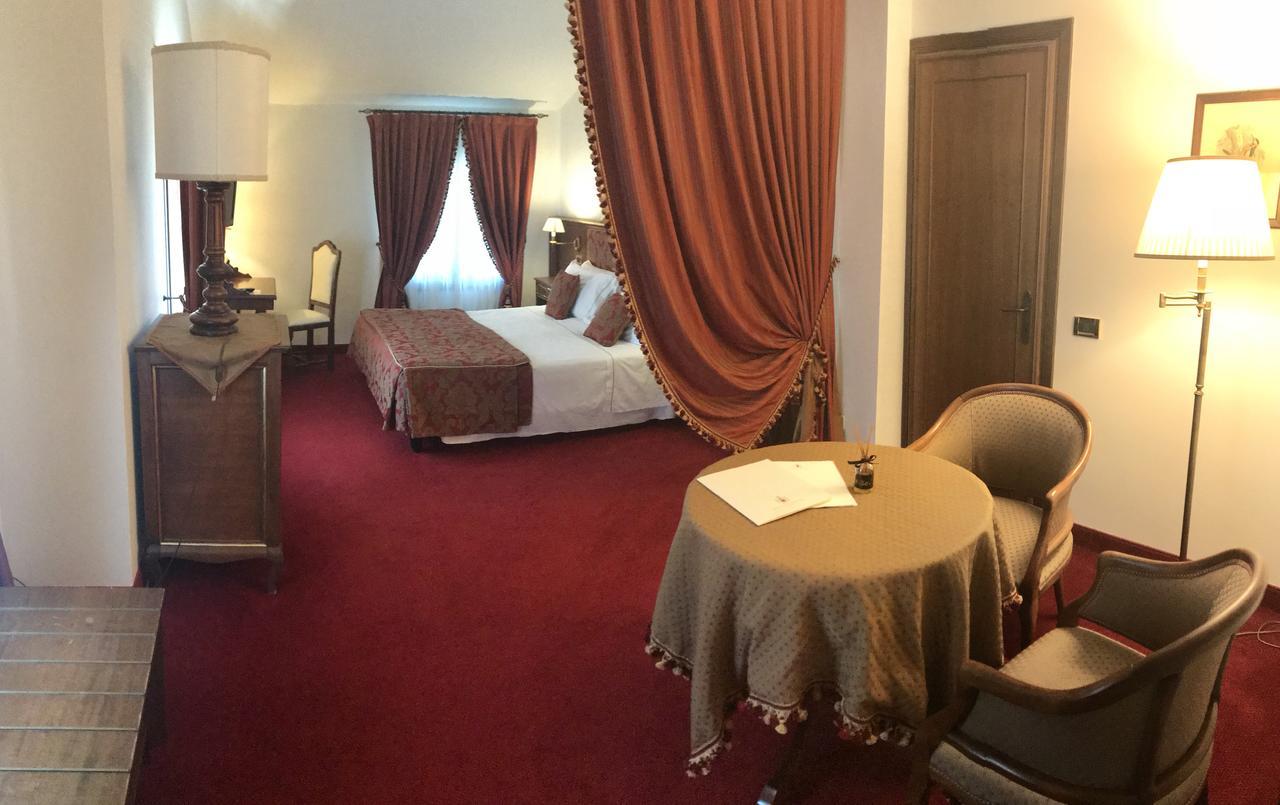 Hotel Villa Condulmer Mogliano Veneto Esterno foto A room at the hotel