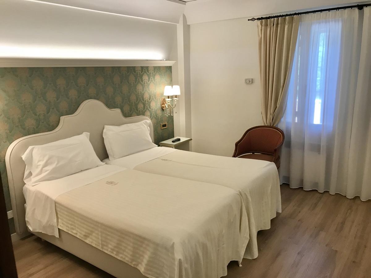 Hotel Villa Condulmer Mogliano Veneto Esterno foto A room at the hotel
