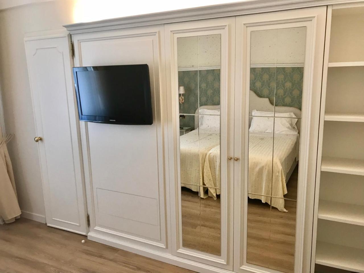 Hotel Villa Condulmer Mogliano Veneto Esterno foto A mirrored armoire