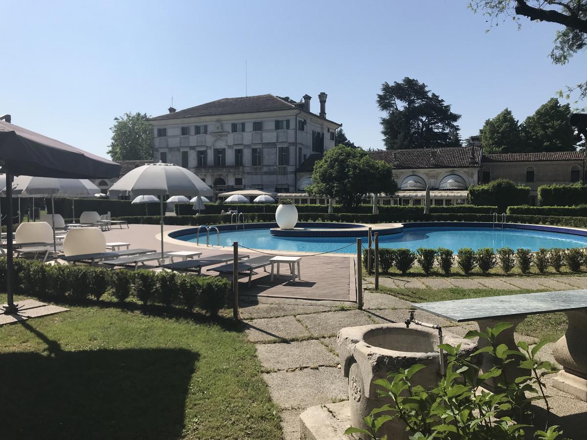 Hotel Villa Condulmer Mogliano Veneto Esterno foto The swimming pool at the hotel