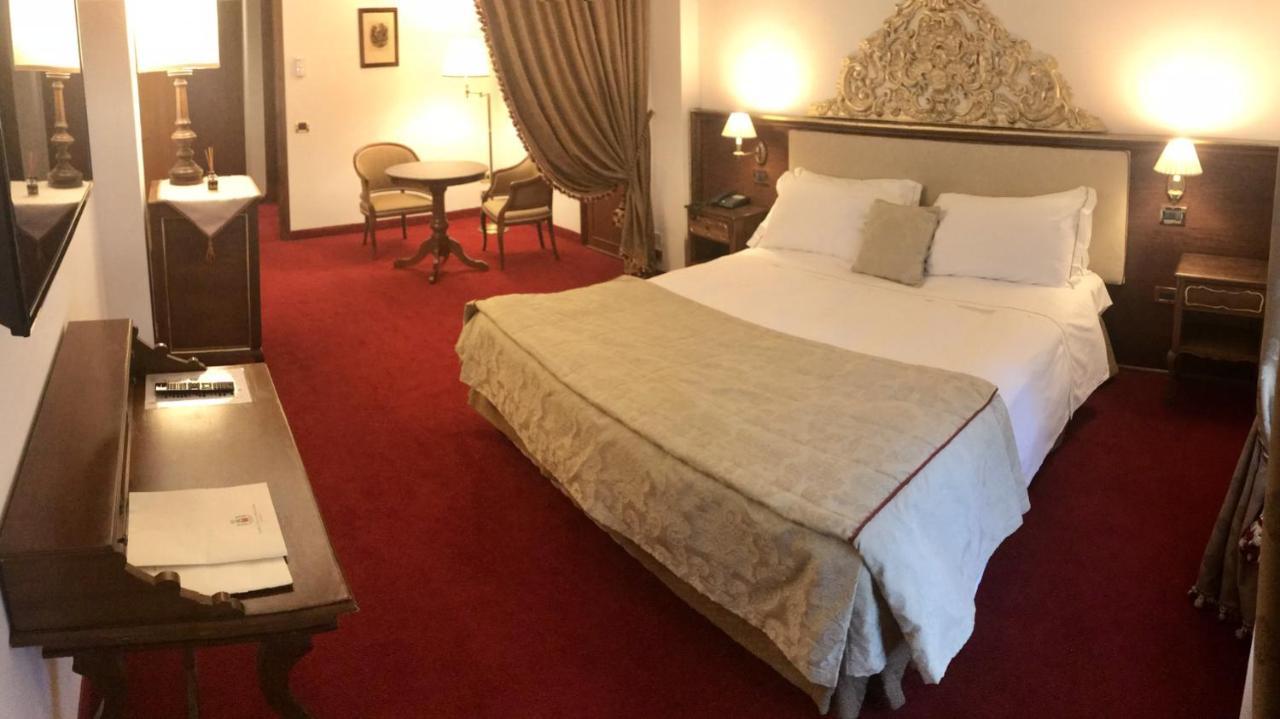 Hotel Villa Condulmer Mogliano Veneto Esterno foto A room at the hotel