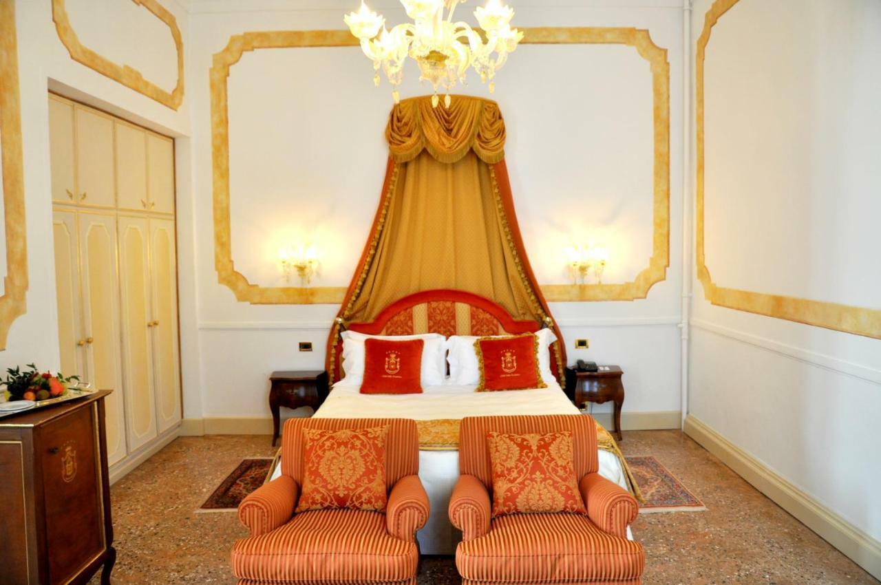 Hotel Villa Condulmer Mogliano Veneto Esterno foto A room at the hotel
